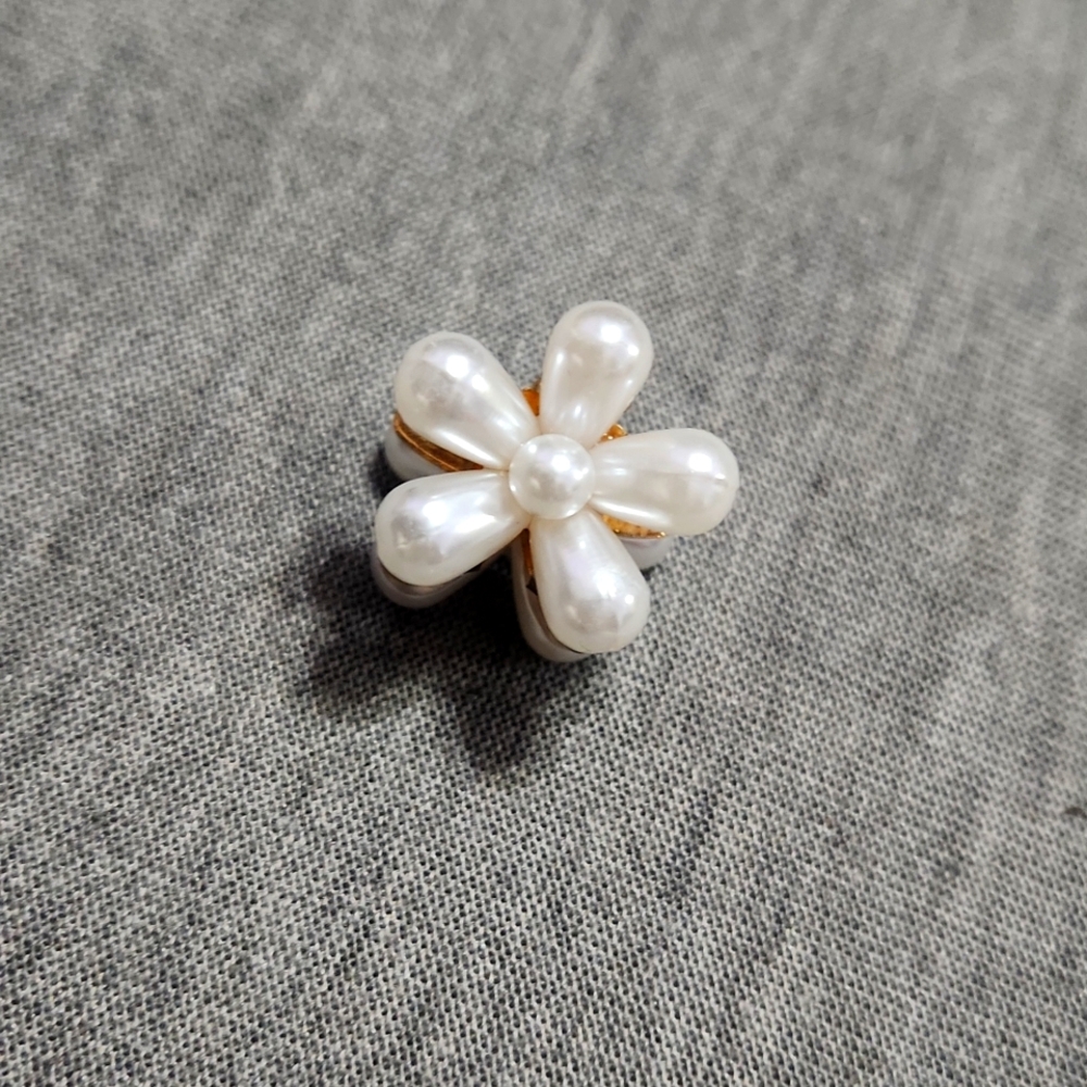 🔴 🆓️ FREE* Faux Pearl & Gold Mini Claw Clip Hair Accessory Jewelry